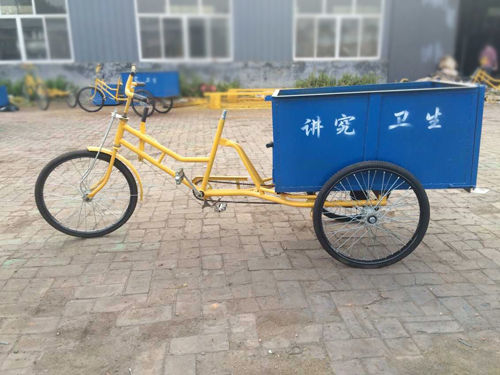掛車?yán)?/></p><p><strong>掛車?yán)?/strong>液壓系統(tǒng)移動異常時，應(yīng)立即停止工作，分析原因，解決問題。請不要施加壓力。不管是嚙合還是拆卸力器，都要踩離合器踏板。動力裝置和多路轉(zhuǎn)換器閥門工作時，垃圾不能進入行駛狀態(tài)。裝備自卸桶式垃圾車液壓系統(tǒng)的調(diào)壓裝置是多路閥的調(diào)壓螺栓，該螺栓由校準(zhǔn)調(diào)整，鎖住后在使用中不得隨意動用。用戶不能隨意調(diào)整油壓。單向節(jié)流閥是控制液壓缸速度的裝置，調(diào)整和鎖定后不能自由移動。</p><p><strong>掛車?yán)?/strong>裝載時不允許快速著陸，須操作方向閥來控制緩慢下降。在換油、清潔、保養(yǎng)時，為了防止車箱突然下降，須很好地支撐車輛撐桿。提起箱子卸貨時，應(yīng)選擇平整、堅固的地面停車停止，應(yīng)根據(jù)材料排放慢慢升高，以免車輛翻倒或前部進入。流出材料的時候，首先要打開車廂后門。同樣，材料傾倒后，首先要放下行李箱，關(guān)上后門。洗車時不能把水推到液壓油箱里。經(jīng)常檢查液壓油面高度，當(dāng)液壓油不足時要及時加注，所有的歐元接頭都不能漏油。檢查時要防止碰撞，避免零件損壞、變形和劃痕等。組裝零件時須打掃干凈。</p><p>裝載垃圾時，掛車?yán)暗闹链笱b載能力不得大于200公斤。檢修卸料機構(gòu)時注意安全。貨艙裝載貨物時，嚴(yán)禁不使用安全支撐桿進行維護工作。</p><p>每年定期對取力器和變速箱進行徹底清潔、檢查和維護。自裝裝置升降機構(gòu)上的鏈條應(yīng)調(diào)整到相同的松緊，使兩個轉(zhuǎn)動曲柄臂能同時與兩個轉(zhuǎn)動輪接觸。此時，轉(zhuǎn)彎角度應(yīng)適合垃圾桶排放垃圾。定期檢查整車連接部位和潤滑點，及時消除緊固件松動，保證潤滑良好。</p>  <p>
    新聞標(biāo)題：<a href=