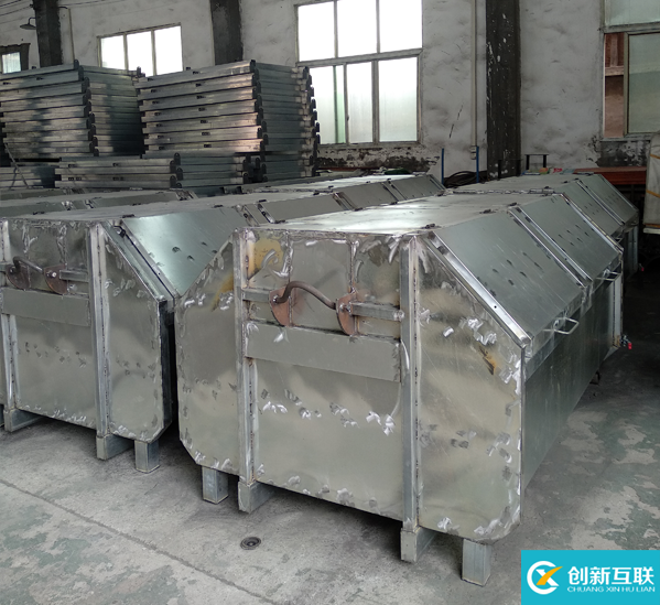 廠家加工垃圾收集箱垃圾轉(zhuǎn)運(yùn)箱排好隊(duì)等待裝車